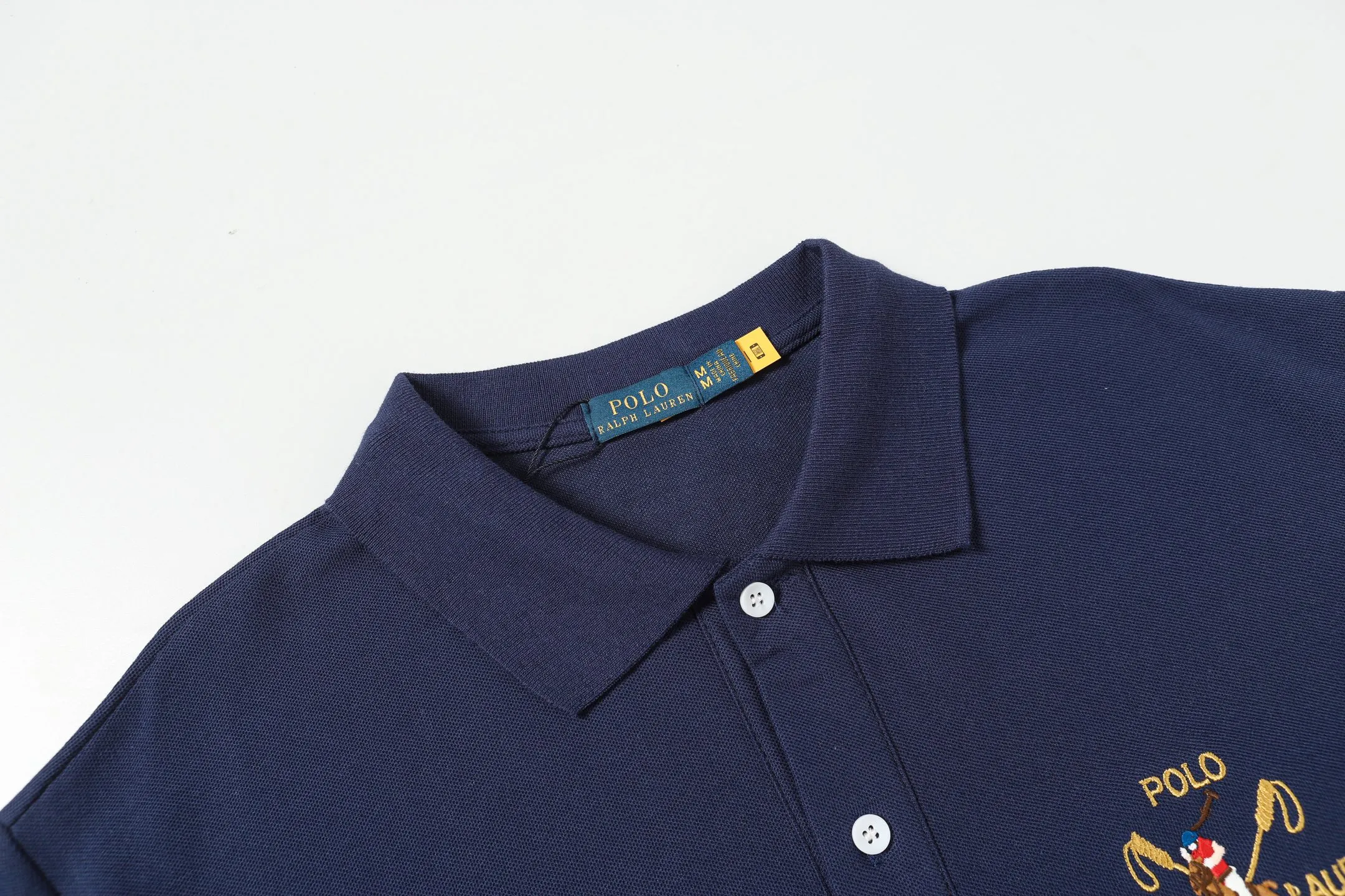 P158 Style number: A015 [Ralph Lauren classic letter Logo embroidered Polo shirt] ✅250g fine cotton pique fabric, custom-woven and dyed threads ✅Original sticker Scan the QR code to enter the official website ✅Large version, loose and stylish, can wear up to 210 pounds Color: black, white, navy, blue, sky blue, dark gray, floral gray Size: S-XL